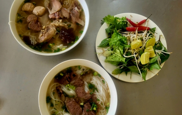 멜리아 빈펄 다낭 리버프런트 호텔 근처 로컬 식당, Meliá Vinpearl Danang Riverfront, local restaurent