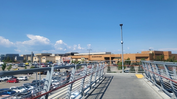 캘거리 아울렛, Calgary outlet mall
